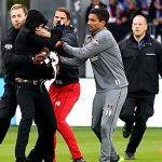 Aficionados causan disturbios en estadio de Alemania