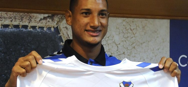 El Tenerife de Bryan Acosta avanzan en Copa del Rey