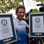 Ciclista británico da la vuelta al mundo en menos de 79 días