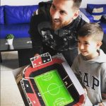 Messi se emociona al recibir este regalo de un niño