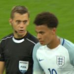 Futbolista de Inglaterra hace gesto obsceno al árbitro