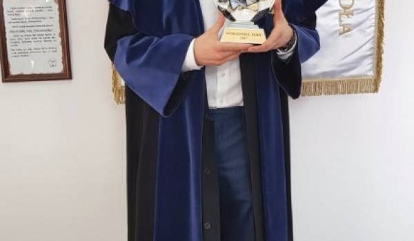 Robert Lewandowski obtiene título universitario