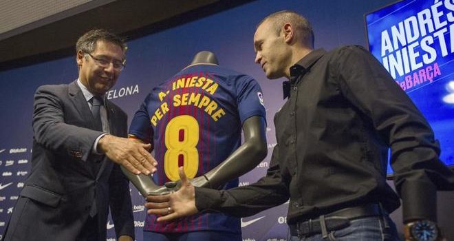 Andrés Iniesta jugará toda la vida con el Barcelona