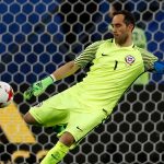 La plantilla de Chile llama traidor a Claudio Bravo