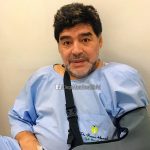 Maradona se operó del hombro y lo contó en las redes