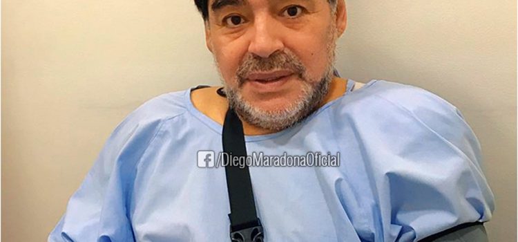 Maradona se operó del hombro y lo contó en las redes