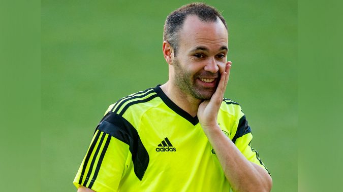 Iniesta entrena a los niños de "Save the Children"