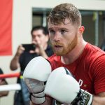 El «Canelo» Álvarez le regala unos guantes al papa