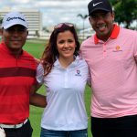 Carlos Pavón juega golf con la periodista Adriana Monsalve
