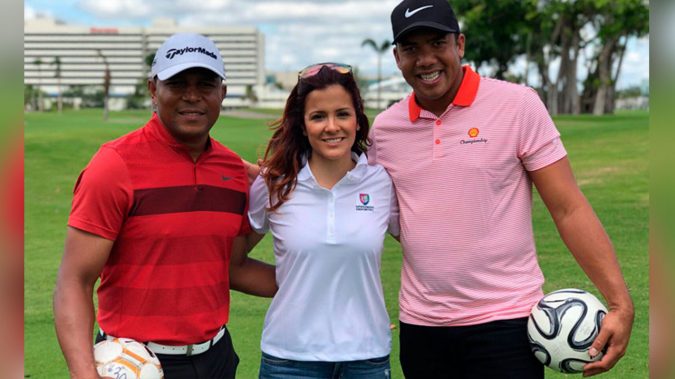 Carlos Pavón juega golf con periodista Adriana Monsalve