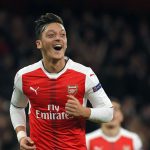 Özil exige un aumento de sueldo y cambiar su dorsal para seguir con el Arsenal