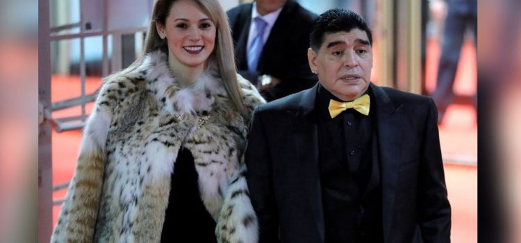 El sorprendente look de Maradona