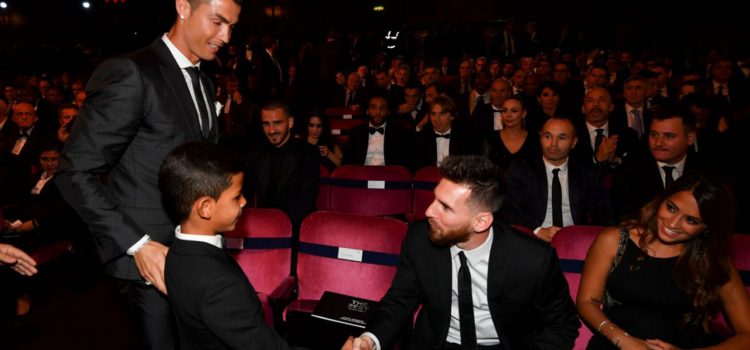 El hijo de Cristiano le dedicó un mensaje a su ídolo Messi