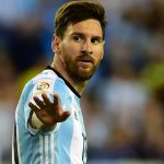 Le cortan las piernas a la estatua de Messi en Argentina