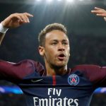 Hinchas del Bayern Munich lanzan billetes de 500 euros a Neymar