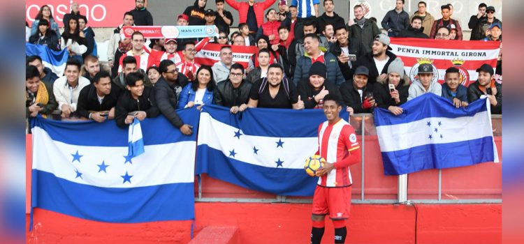 Banderas hondureñas en presentación de Lozano con el Girona