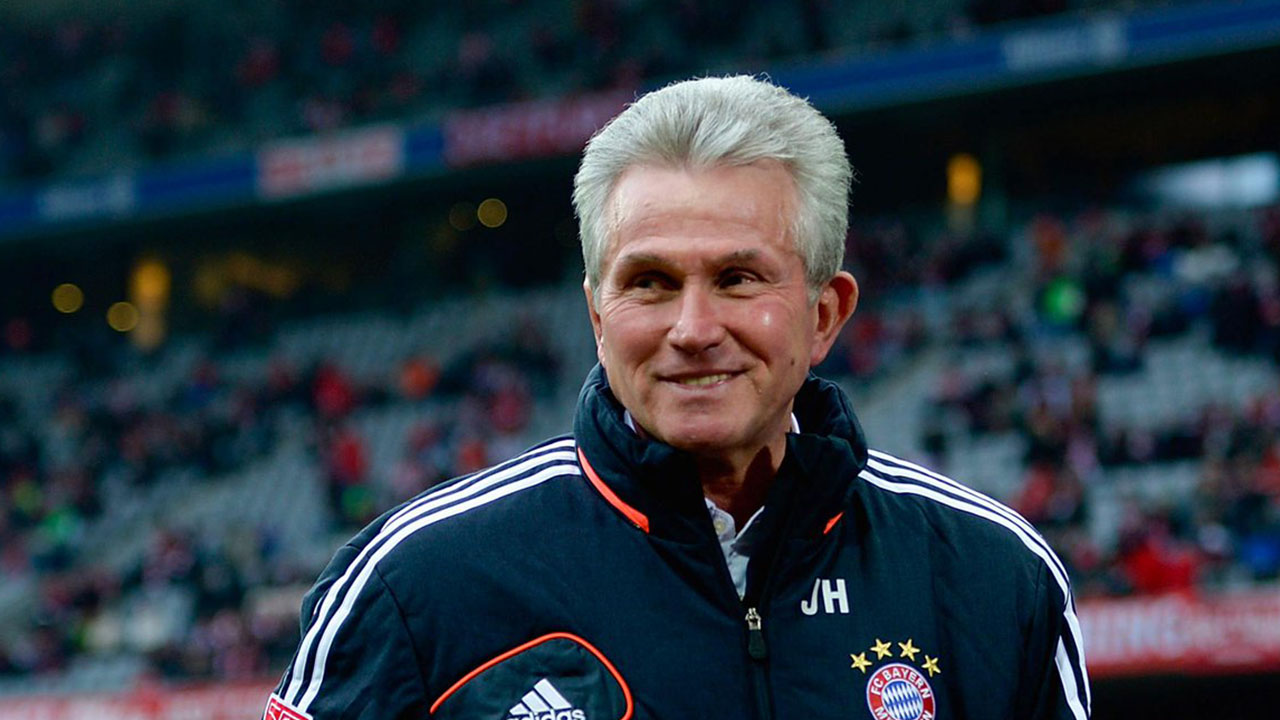 Bayern-Trainer Jupp Heynckes präsentiert am 6.7.1989 in München die