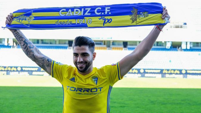 Cádiz presenta al hondureño Jona Mejía