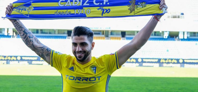 Cádiz presenta al hondureño Jona Mejía