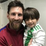 Hijo de Andrés Guardado en brazos de su ídolo Lionel Messi