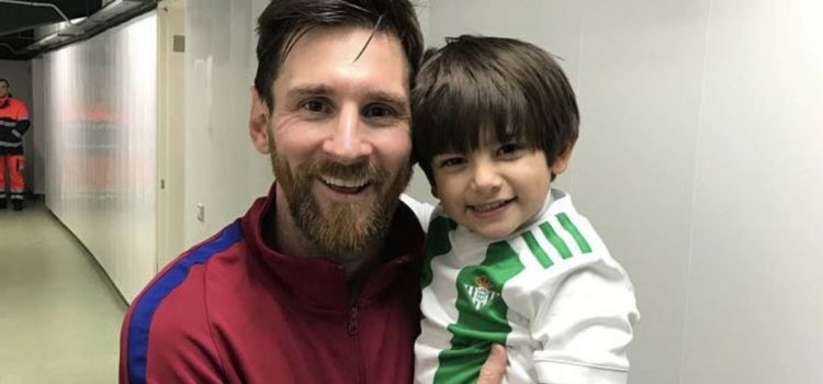 Hijo de Andrés Guardado en brazos de su ídolo Lionel Messi