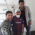 Niño hondureño recibe la visita de Messi y Luis Suárez (FOTOS)