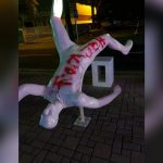 Vándalos manchan estatua del fallecido Juan Carlos García