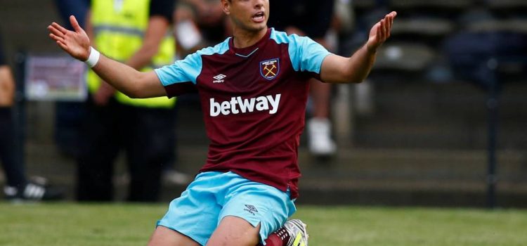 West Ham pone a la venta a "Chicharito"