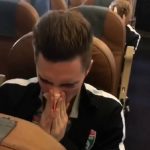 Que vergüenza ! Futbolista ruso se suena la nariz con dinero !!!