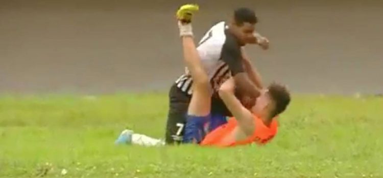 Brutal agresión de un jugador brasileño a un recogepelotas