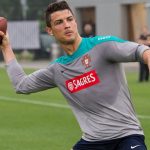 Si Messi pudo, él también: Cristiano probó con el fútbol americano