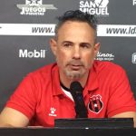 Técnico de Alajuelense: «Hasta mis hijos me piden que juegue Alex López»