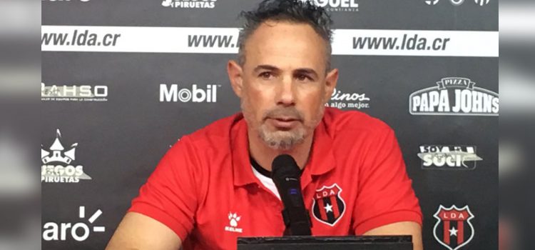 Nicolás Dos Santos, técnico de Alajuelense: "Hasta mis hijos me piden que juegue Alex López"