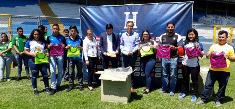 Equipos profesionales reciben implementos deportivos de Concacaf