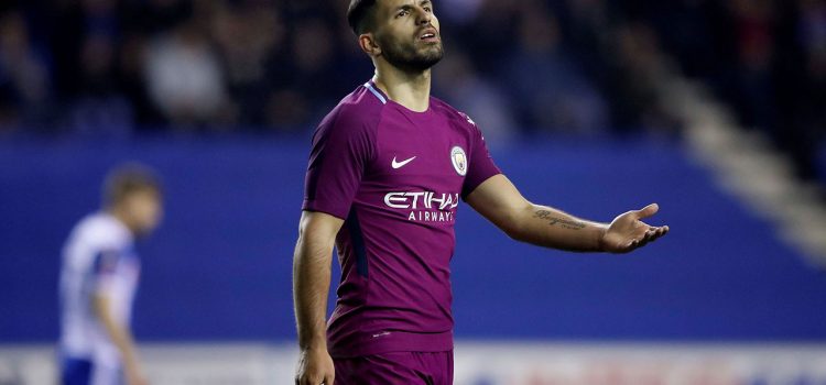 VIDEO: El "Kun" Agüero golpea a uno de los hinchas del Wigan