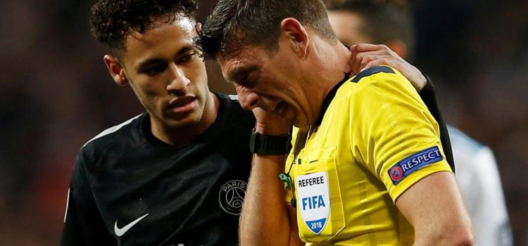 Neymar "noqueó" al árbitro con un pelotazo