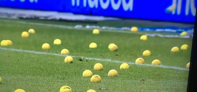 Lanzan pelotas de tenis como protesta en Bundesliga