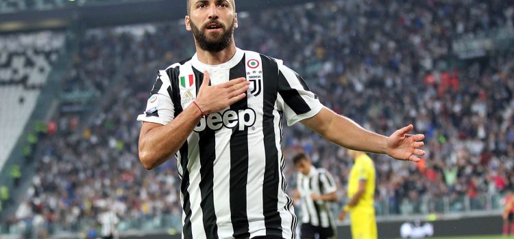 Higuaín reveló en sus botines el nombre de su hija