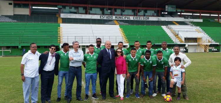 Platense rinde homenaje al embajador de Perú en Honduras