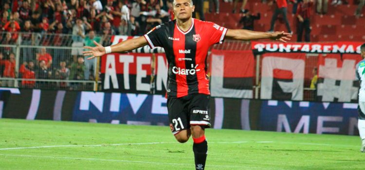 Roger Rojas iguala a Dolmo Flores como el cuarto anotador hondureño en el fútbol tico