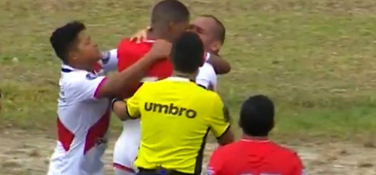 El "beso" entre dos futbolistas peruanos que se volvió viral: VÍDEO