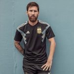 Messi lució la camiseta negra de Argentina