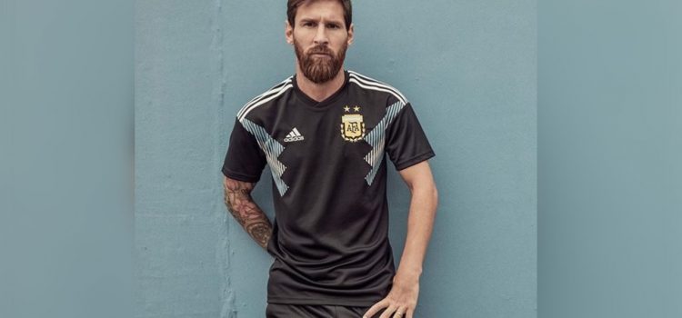 Messi lució la camiseta suplente de Argentina