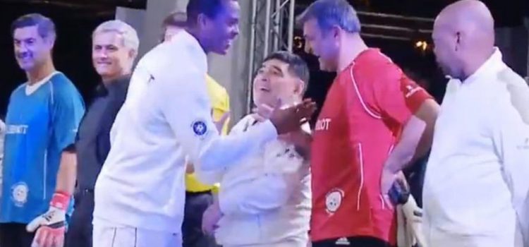 Kluivert ignora saludo de Maradona