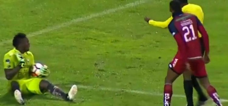 Nunca antes visto: un portero simuló una agresión del árbitro