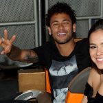 Neymar pasea a su novia en silla de ruedas antes de operarse