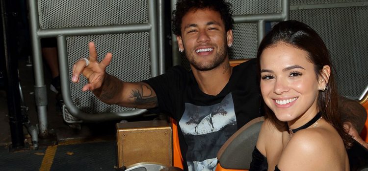 Neymar pasear a su novia en silla de ruedas antes de operarse
