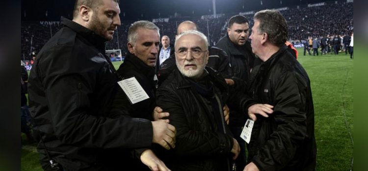Presidente del PAOK pide "disculpas" por entrar a la cancha con una pistola