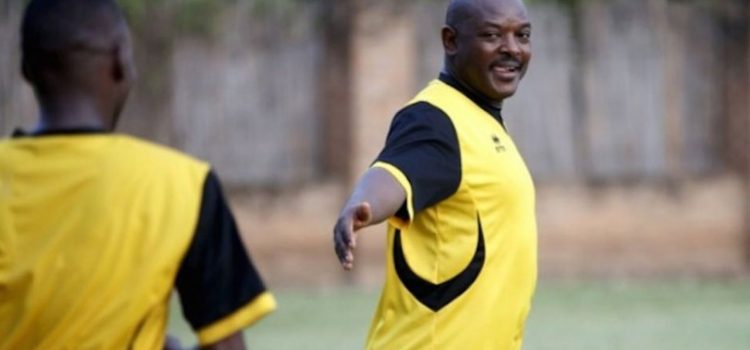 La insólita historia del presidente africano que juega al fútbol