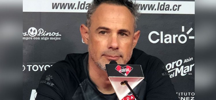 Técnico de la Liga evita hablar de Rojas y lo reintegra al plantel